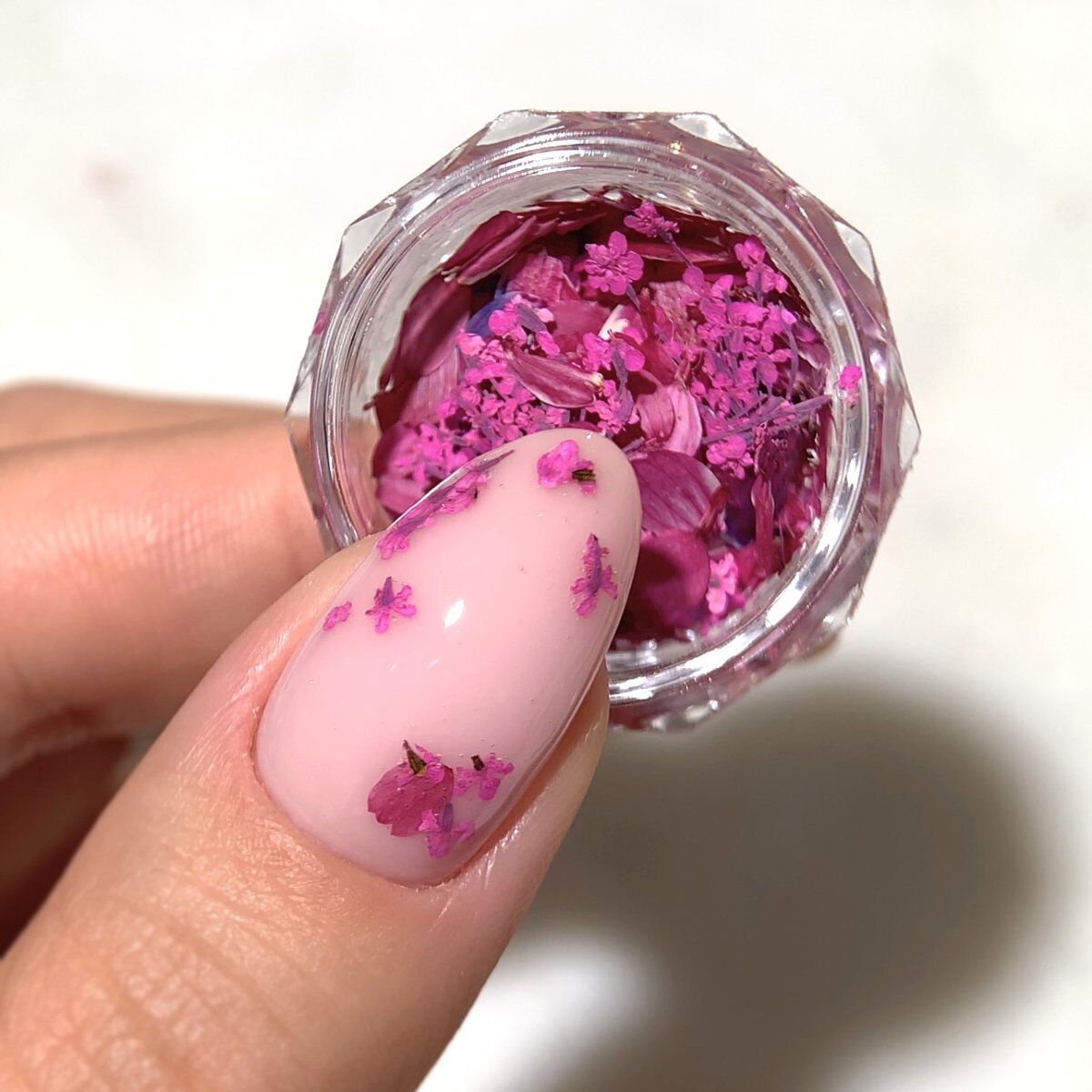 Flower Flakes - Wild Orchid - 0,3g-nail art pynt-Semilac-NR Kosmetik