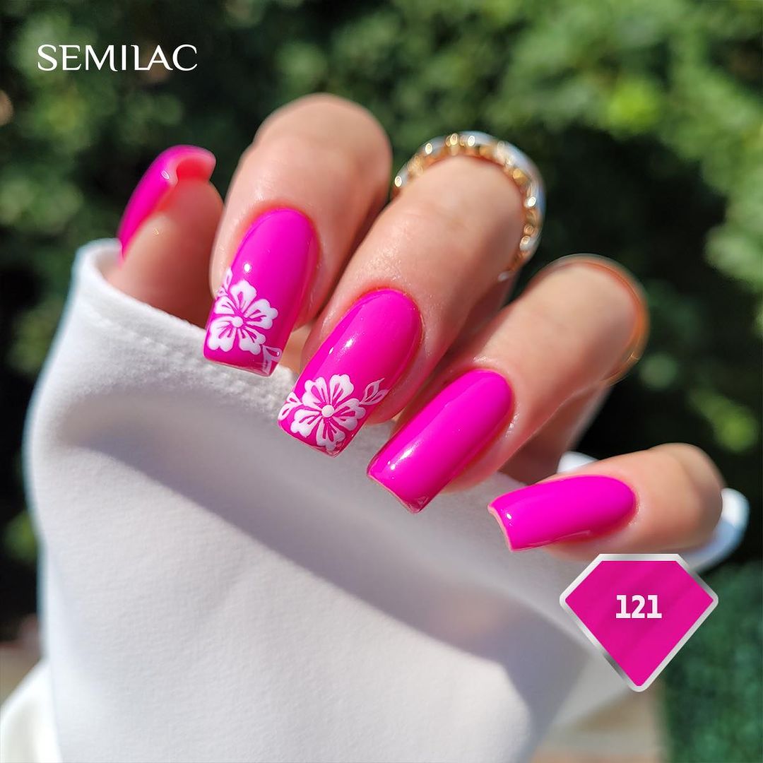 Pink negledesign med Gelpolish farve 121 fra Semilac hos NR Kosmetik